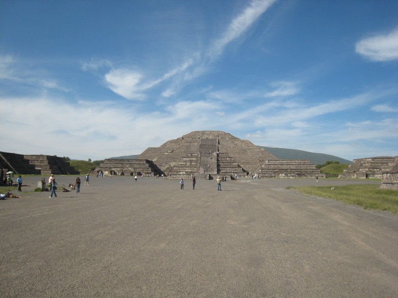 019_teotihuacan_avenue_of_the_dead.jpg